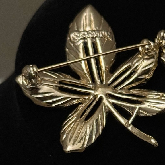 Gold tone Leaf Brooch - Picture 3 of 3